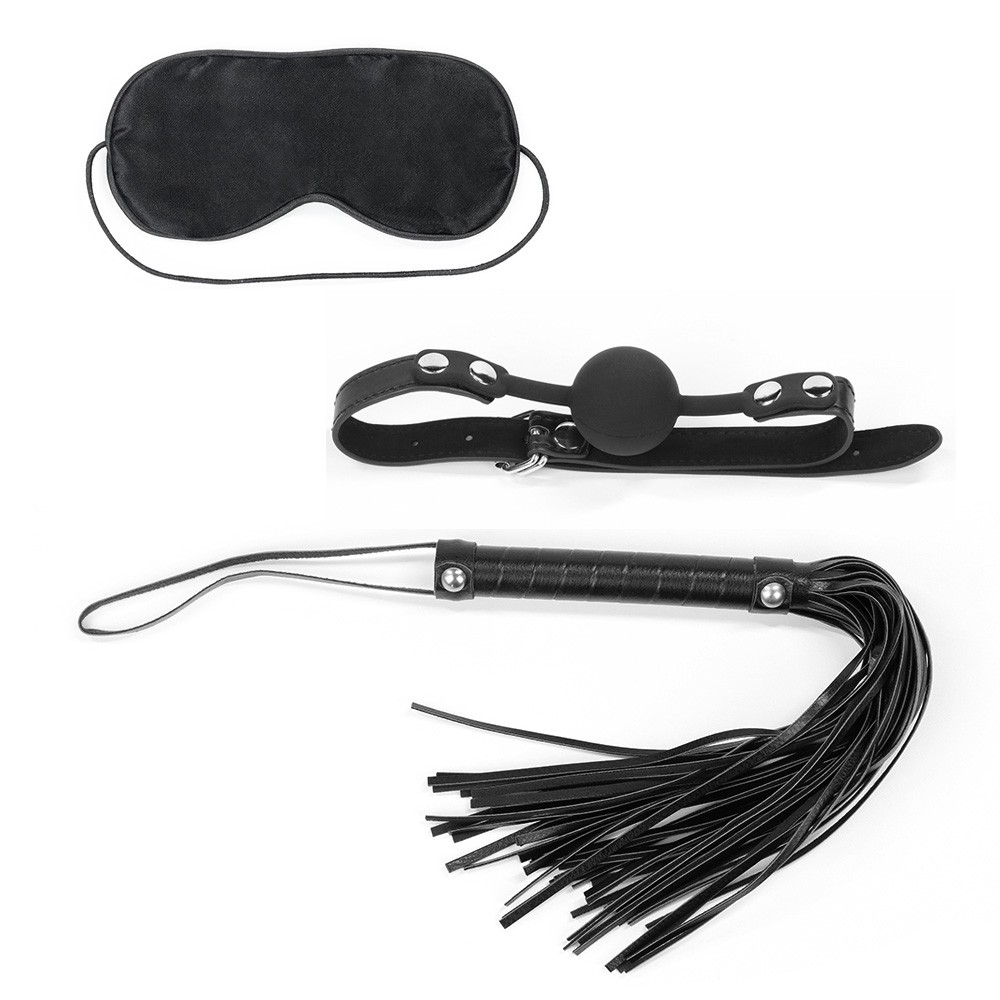 Kit bondage preto com flogger, morda�a e venda dispostos elegantemente para foto
