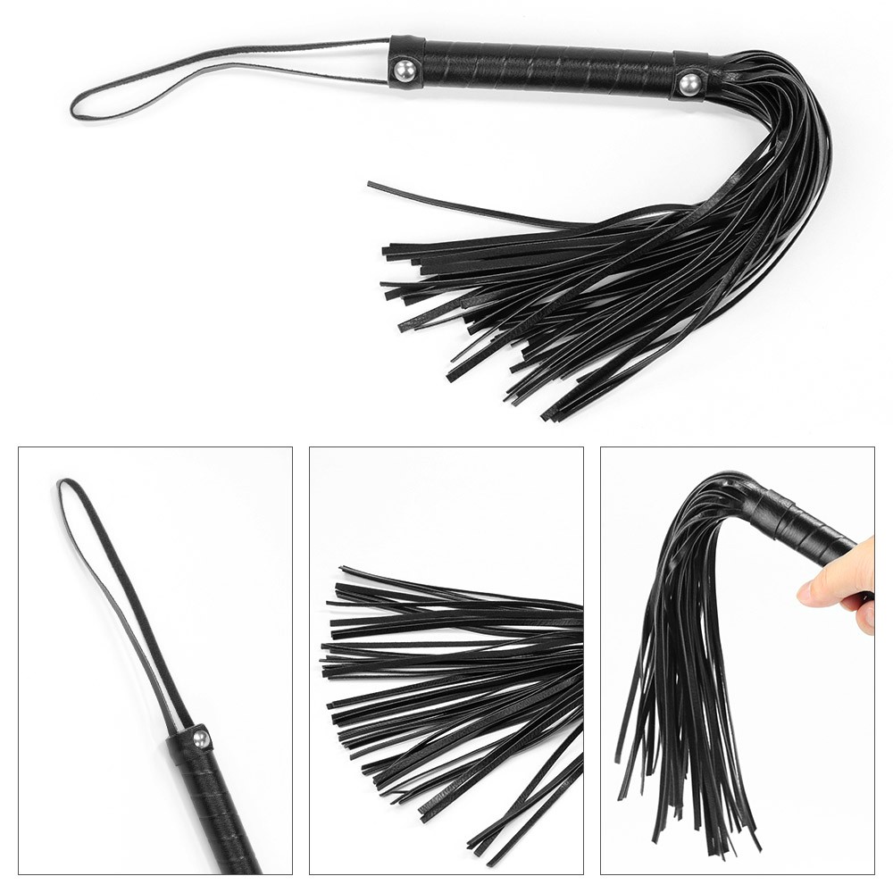 Flogger em PU preto com cabo e tiras detalhadas, mostrando acabamento com costura