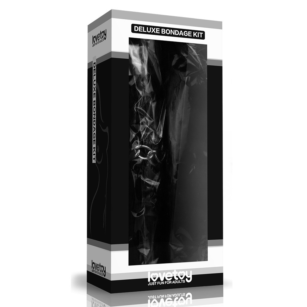 Detalhe do material em PU da algema preta, mostrando a textura e os rebites met�licos com costura