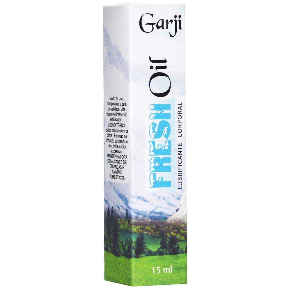 Embalagem do Gel Lubrificante Aroma Menta Tenta��o 15ml, caixa retangular com r�tulo 'Garji Fresh Oil Lubrificante Corporal 15ml' e fundo de paisagem com montanhas e vegeta��o verde