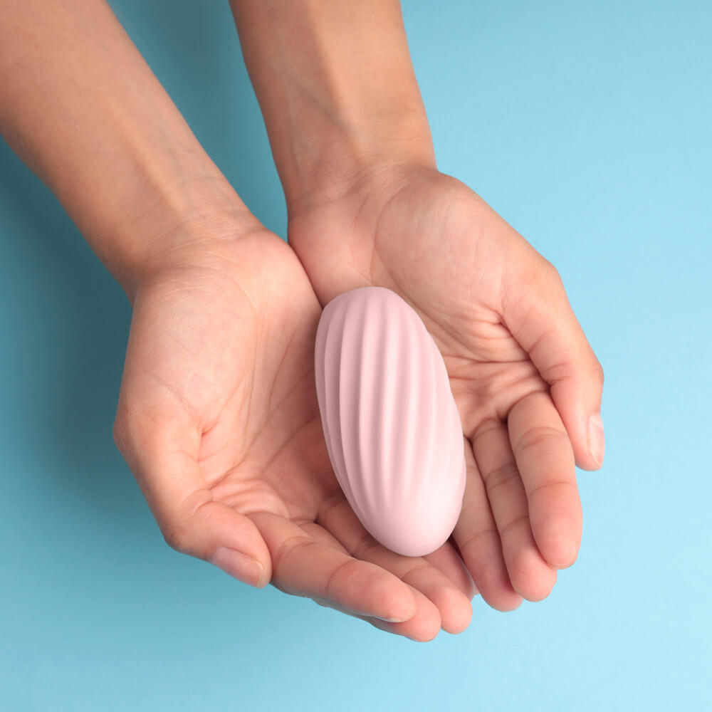 Masturbador Masculino Mini em Silicone Chamego Rosa na palma da m�o, destacando o tamanho compacto