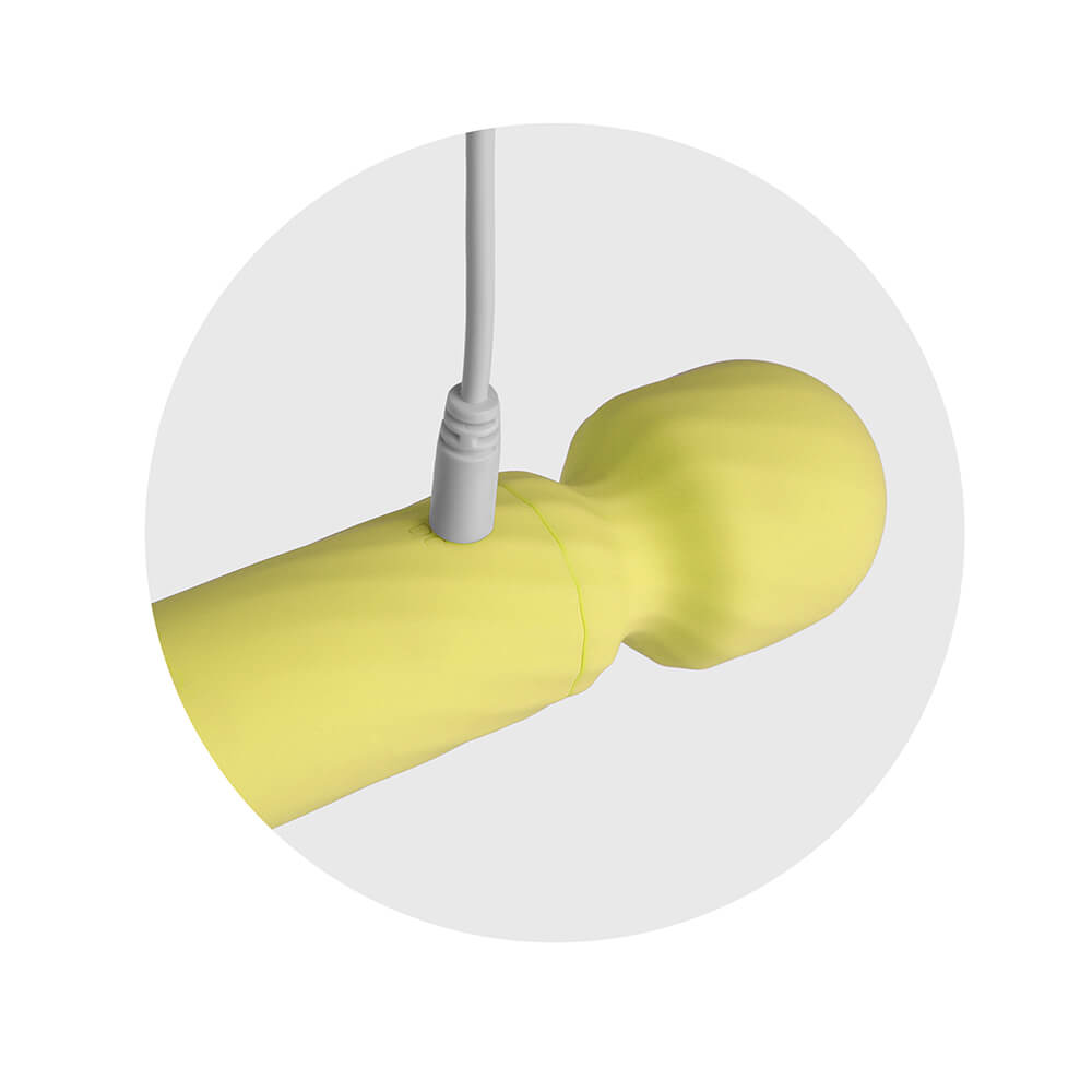 Massageador Er�tico Dengo Amarelo, detalhe do vibrador sendo carregado via cabo USB