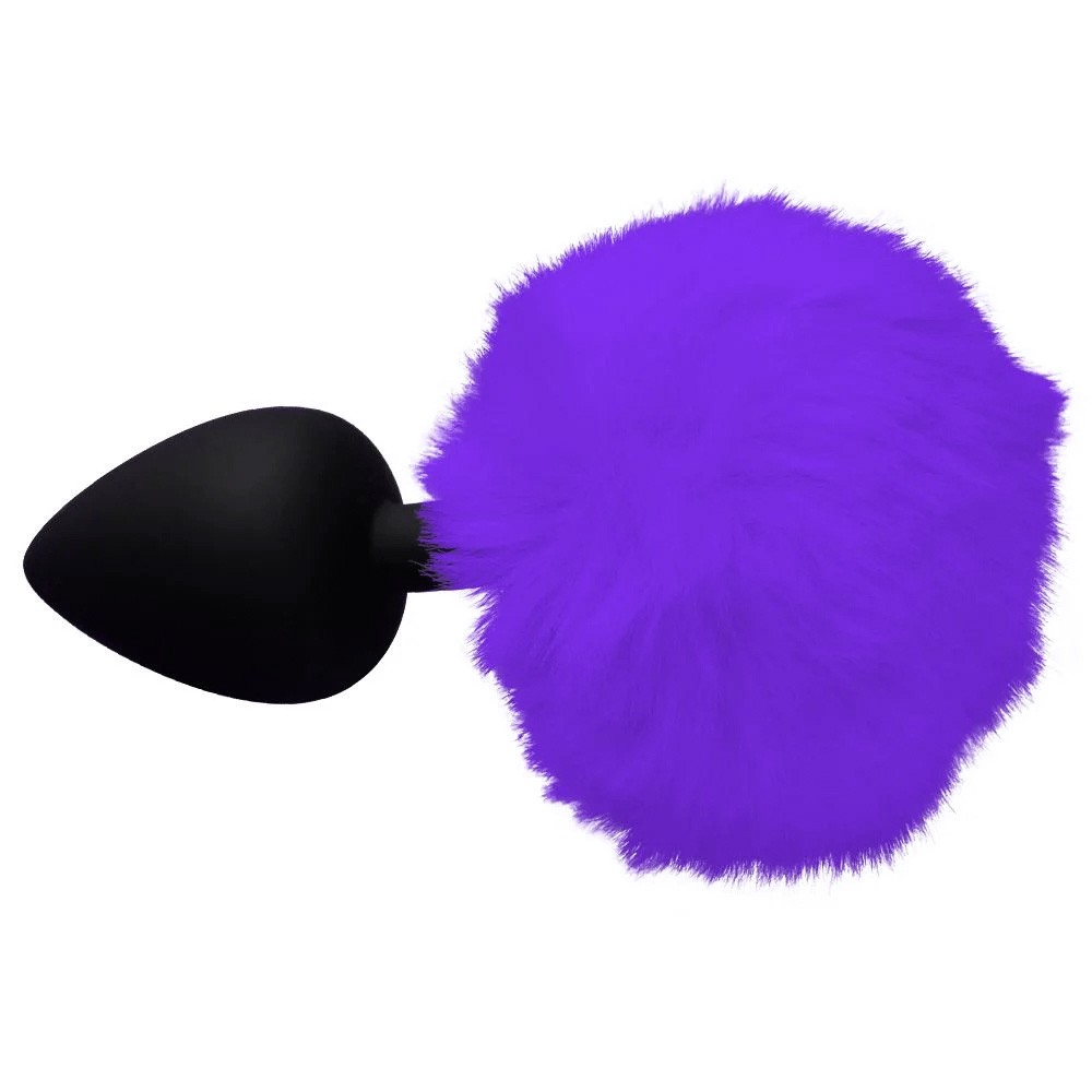 Plug Anal Rabo de Coelho Silicone Roxo, vista lateral detalhada, mostrando o formato ergon�mico do plug e a textura do pompom.