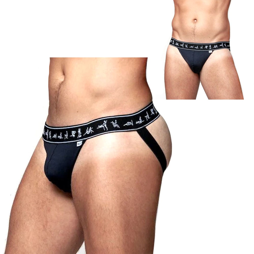 Cueca Sensual Jockstrap KamaSutra Gay Preta em vista lateral, real�ando o corte que deixa o bumbum � mostra e o el�stico decorado.
