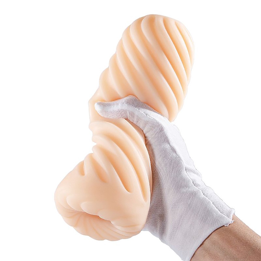 Masturbador masculino em Cyberskin bege com formato espiral interno em vista lateral, sendo seguro por uma m�o com luva branca.