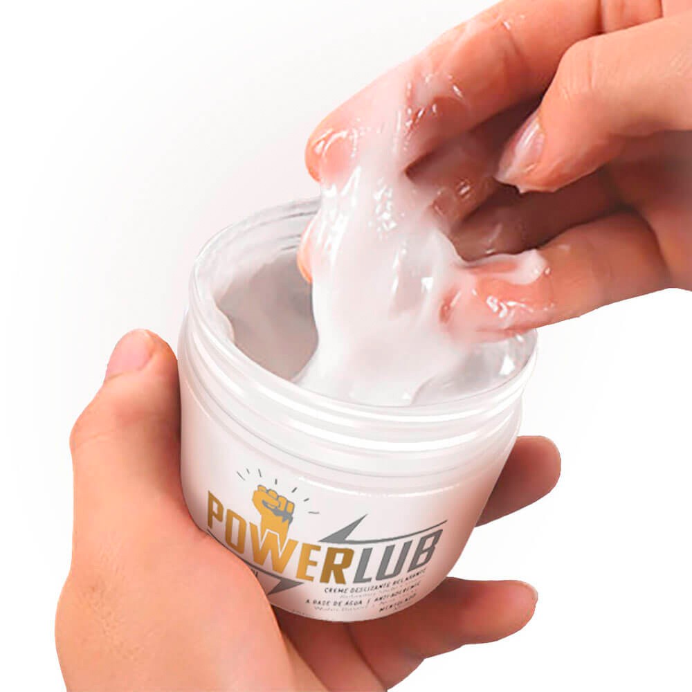 M�os aplicando o Lubrificante PowerLub para Fisting em dedos, evidenciando a textura densa e transparente do gel