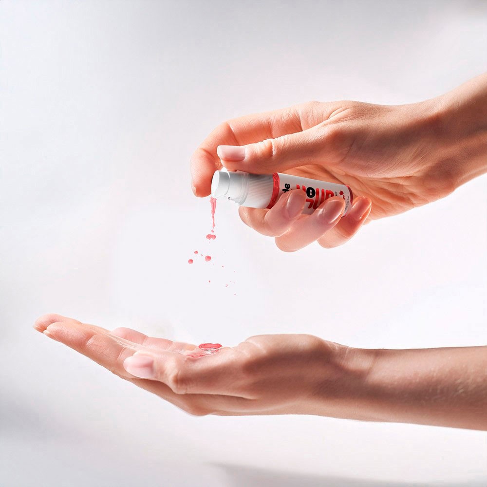 M�os aplicando o Gel Anal Dessensibilizante Unlok, destacando a textura do gel