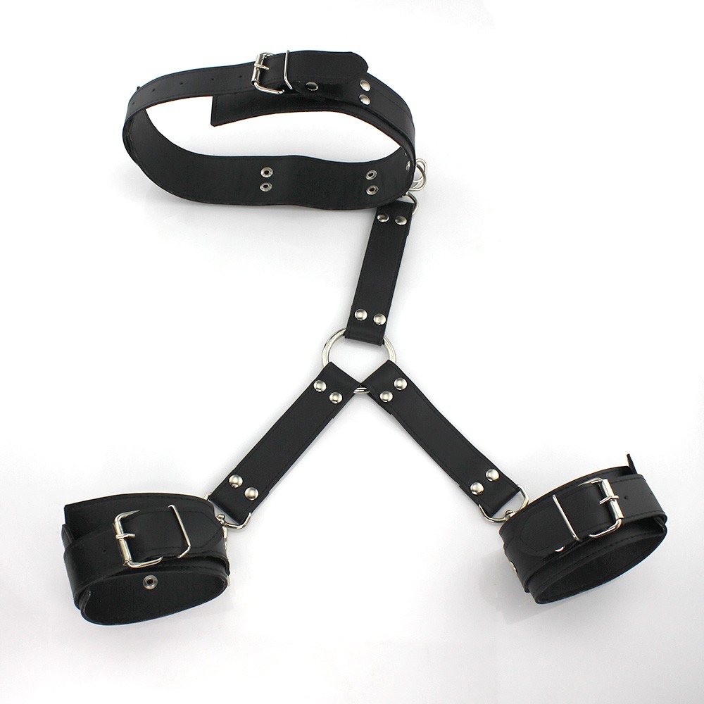 Kit Bondage 2: Algema e Coleira em T com Mosquet�o em PU Preto, detalhes do material em PU e fivelas de regulagem