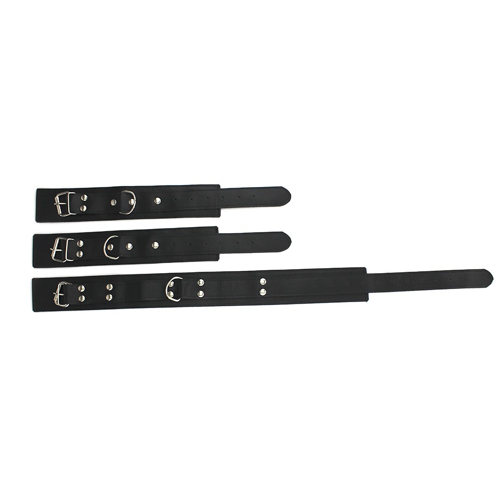 Kit Bondage 2: Algema e Coleira em T com Mosquet�o em PU Preto, mostrando as algemas individualmente e o sistema de fivelas