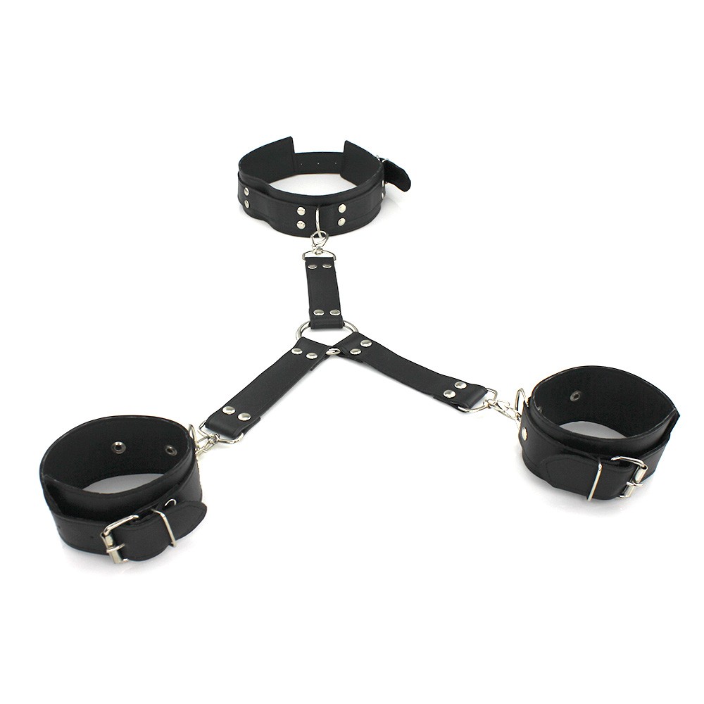 Kit Bondage 2: Algema e Coleira em T com Mosquet�o em PU Preto, detalhe da coleira com mosquet�o em T e as argolas de conex�o