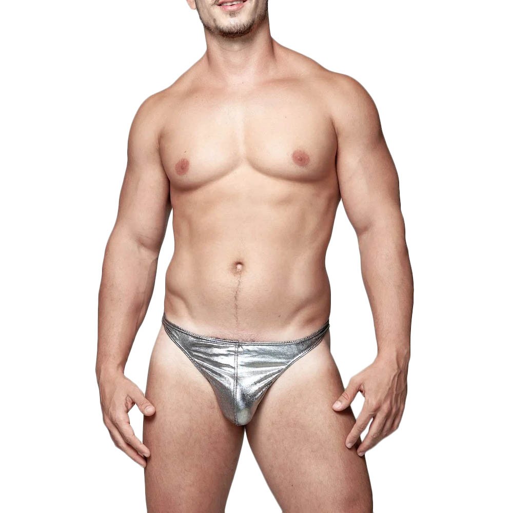 produto | Vista frontal da cueca fio dental prata em modelo masculino, sem fundo branco