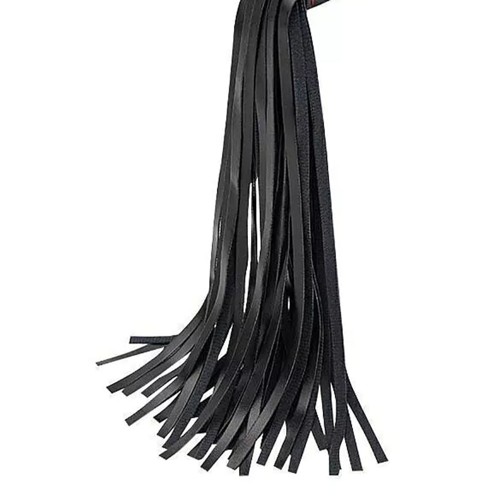 Detalhe das tiras finas do flogger chicote em PU preto, mostrando a textura e o comprimento