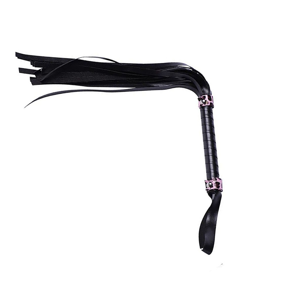 Flogger tira fina 25cm com cabo animal print em PU preto, em posi��o de descanso