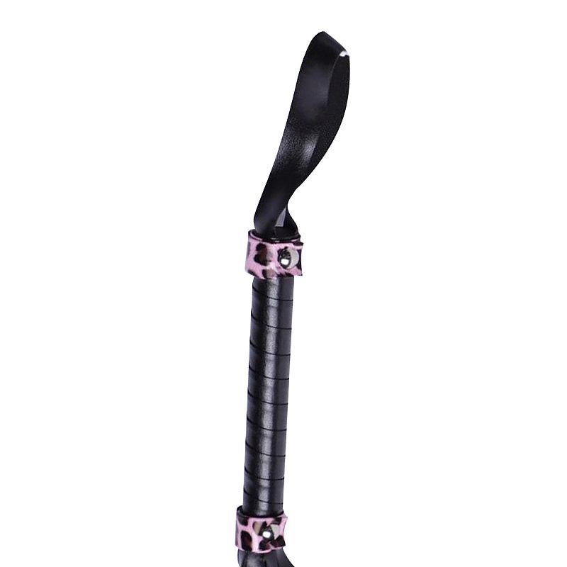 Detalhe do cabo do flogger, mostrando o acabamento em PU preto e os an�is decorativos com animal print rosa