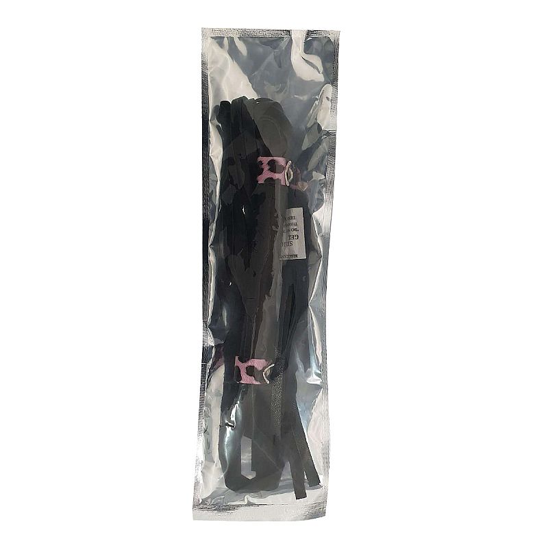 Flogger chicote com cabo em PU preto e tiras finas, em uma perspectiva mais aberta