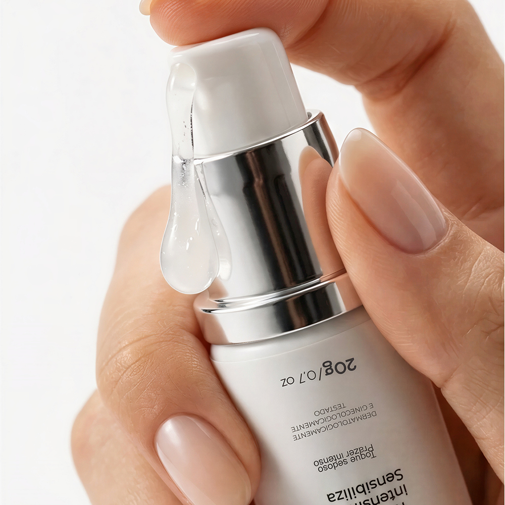 Gel Excitante Feminino Orgax, detalhe da aplica��o do gel transparente no bico dosador, evidenciando a textura.