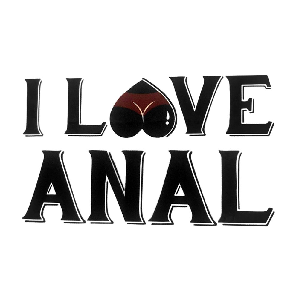 Close da tatuagem tempor�ria I Love Anal no quadril de uma pessoa, destacando o detalhe do cora��o em formato de bumbum