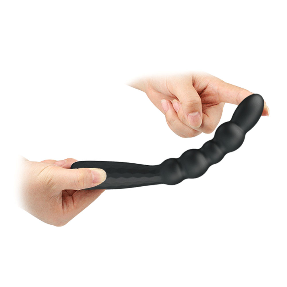 Plug Anal Monroe Preto sendo flexionado, demonstrando a maciez e flexibilidade do silicone