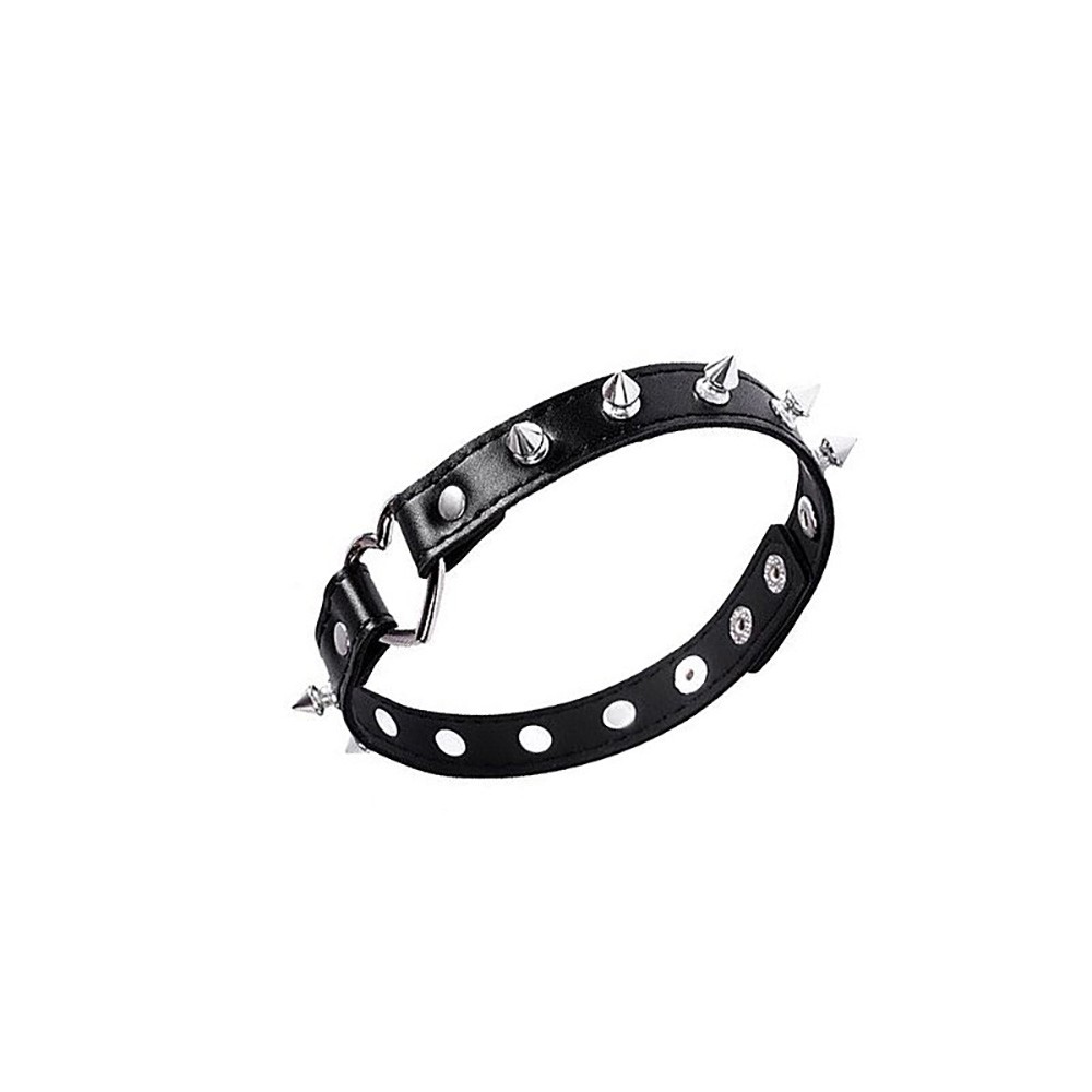 Vista da coleira chocker preta com spikes e cora��o sobre superf�cie neutra, destacando a textura do PU