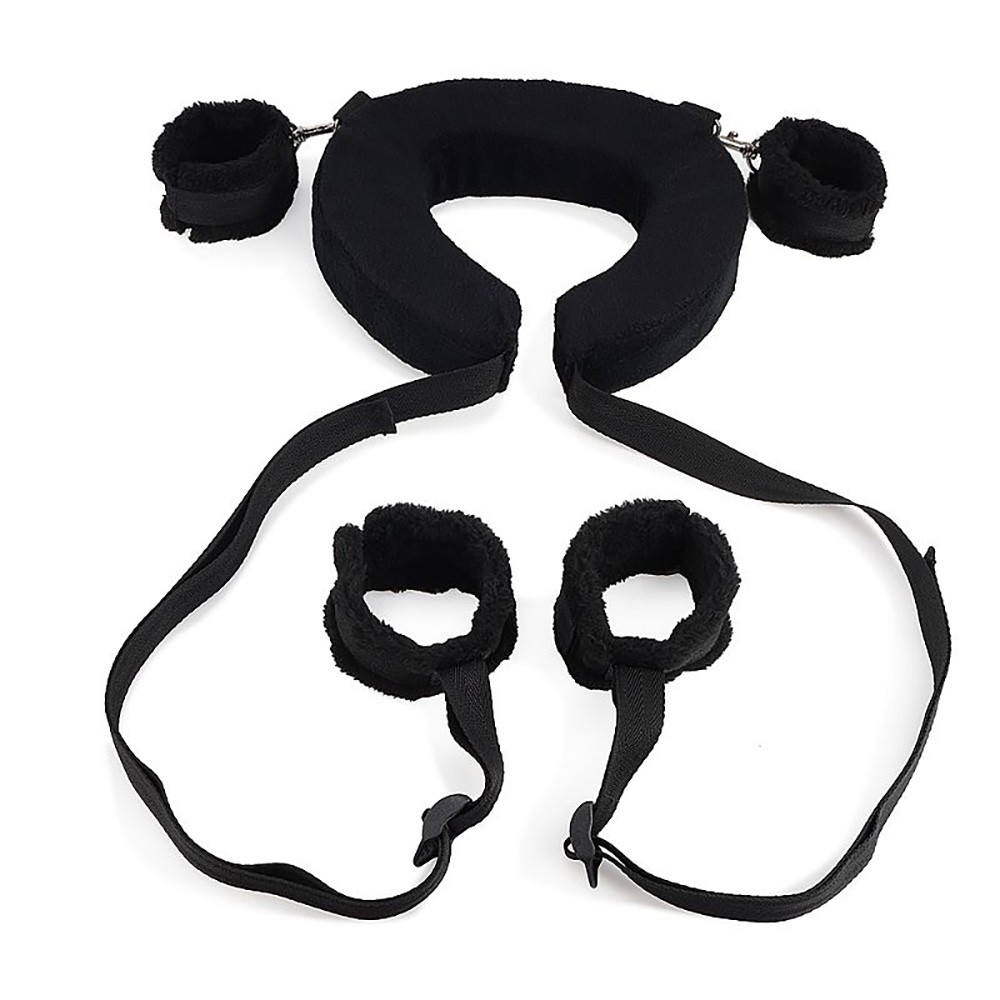 Kit Bondage Preto, vista frontal do apoio de cabe�a e algemas para punhos e pernas em pel�cia, com tiras de regulagem e fechos