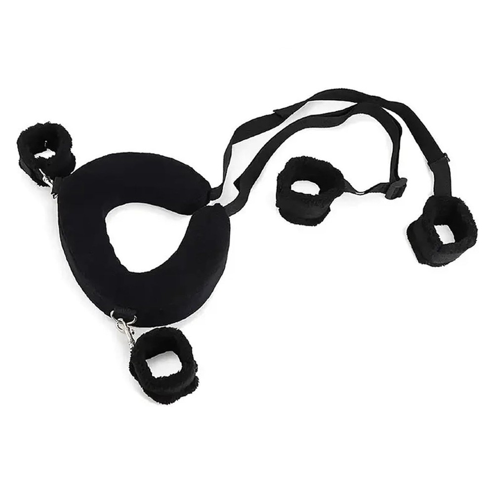 Imagem ampliada de um modelo usando o Kit Bondage, foco nas algemas de perna e tiras de conex�o
