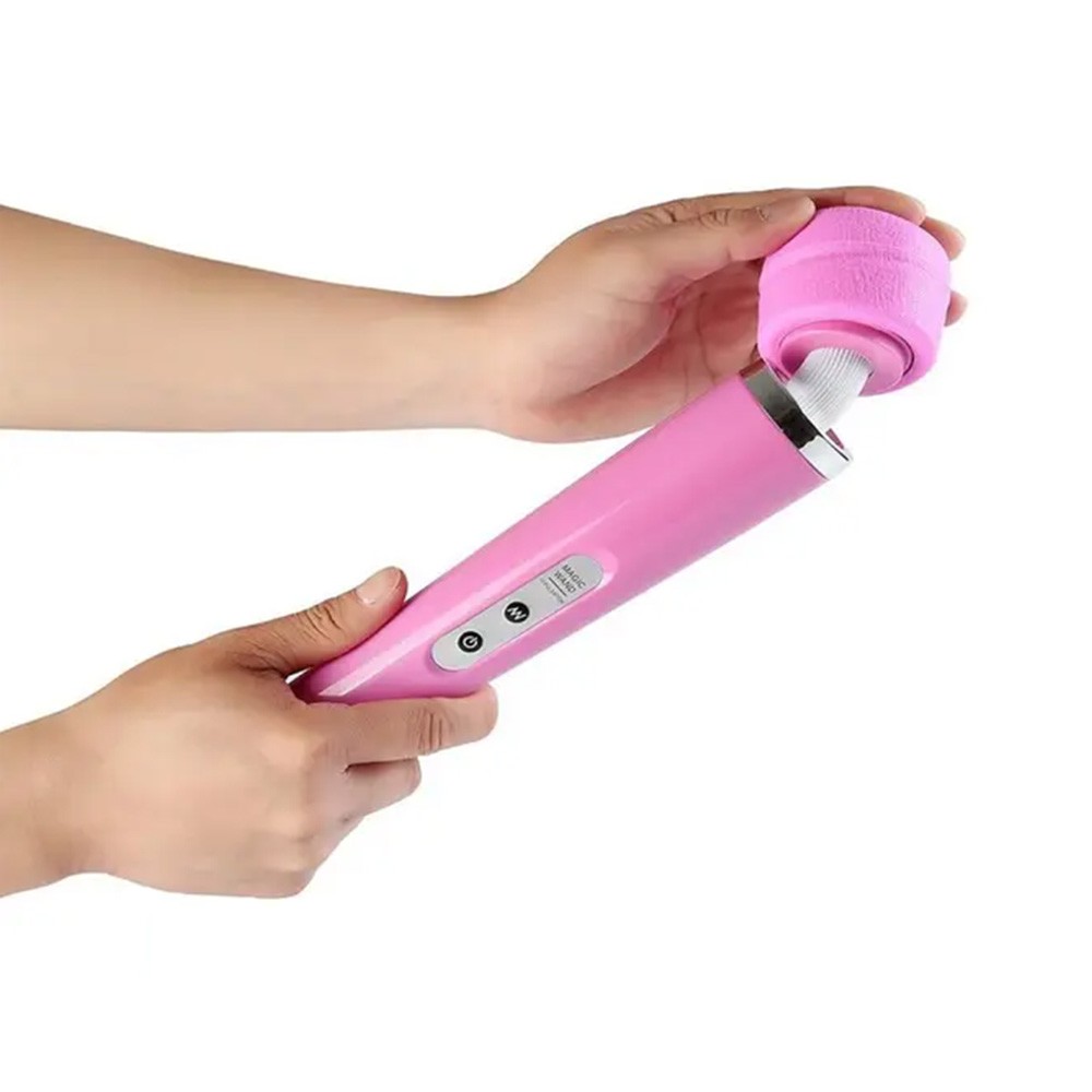 Pessoa segurando o Massageador Er�tico Varinha M�gica Rosa, demonstrando o tamanho e a ergonomia