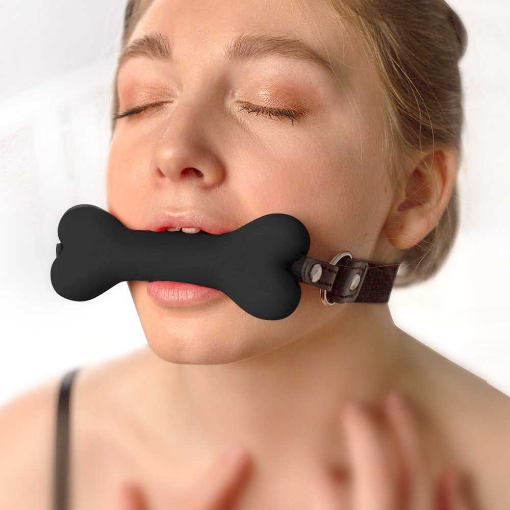 Morda�a de osso em silicone aveludado preta, vista frontal levemente angulada, destacando a textura do bocal e a fivela com ilhoses