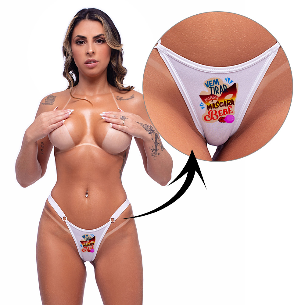 Modelo usando a calcinha string fio dental branca, evidenciando a frase 'VEM TIRAR MINHA M�SCARA BEB�' e o corpo