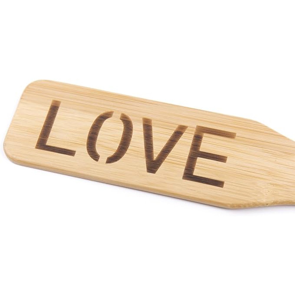 Close-up da grava��o da palavra 'LOVE' na superf�cie da palmat�ria de bambu