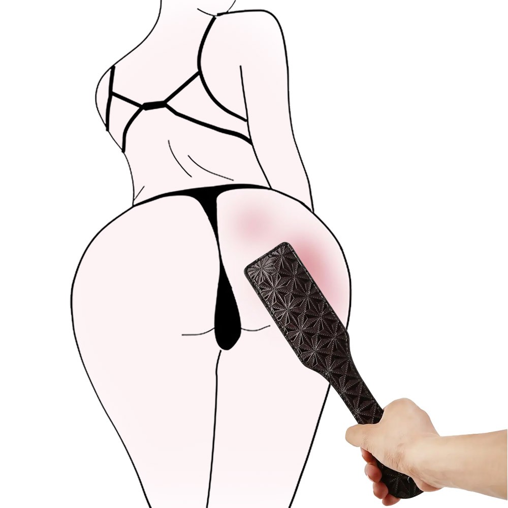 Palmat�ria preta em PU com relevo sendo utilizada em cena de spanking ilustrada