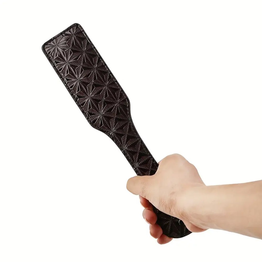 Detlahe do relevo geom�trico da palmat�ria preta em PU, destacando textura e profundidade
