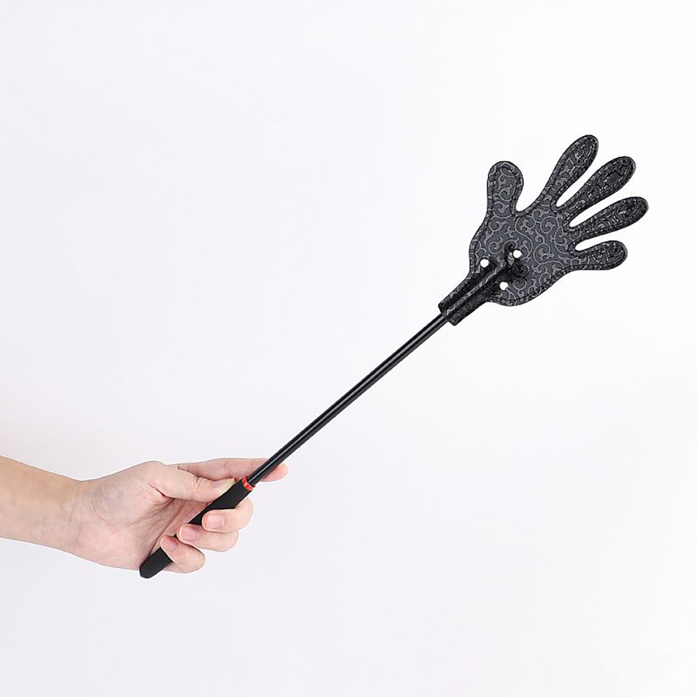 Detalhe da Chibata em PU Formato de M�o 47cm Preta, focando na textura e nos orif�cios da palma