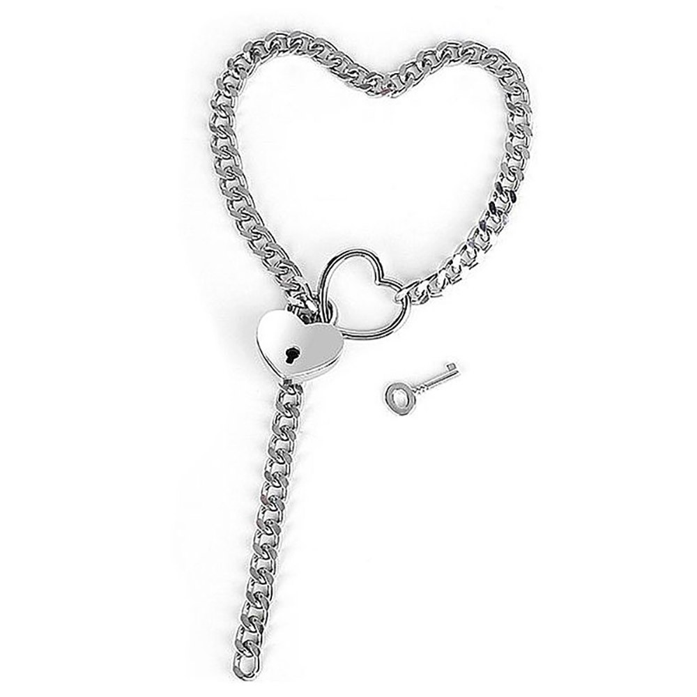 Vista da coleira choker de metal com o cadeado de coracao e a chave avulsa em fundo branco