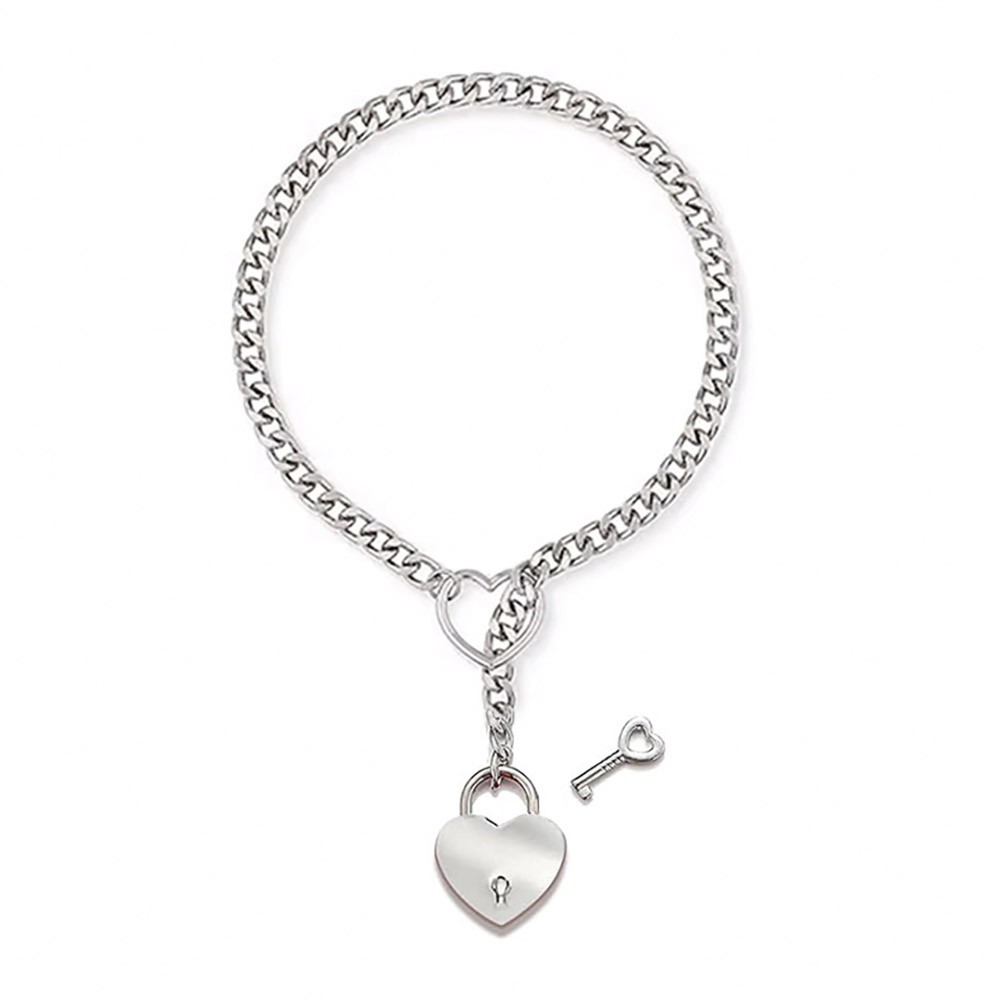 Vista da coleira choker de metal com o cadeado de coracao fechado e a chave ao lado em fundo branco