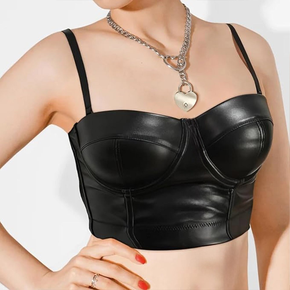 Foto conceitual da coleira choker em metal com formato coracao, em close e foco na corrente