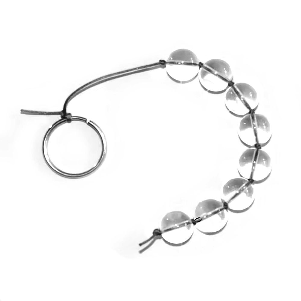 M�o segurando as esferas de vidro da Bola de Pompoarismo, com reflexos de luz, mostrando a textura e brilho