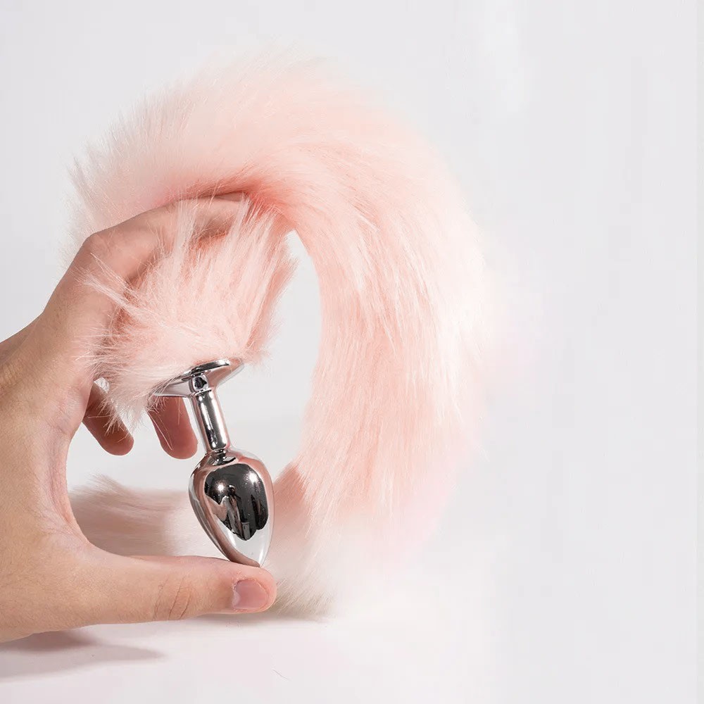Plug anal com rabo de raposa branco e rosa em close, mostrando a conex�o entre o plug de a�o e o rabo felpudo