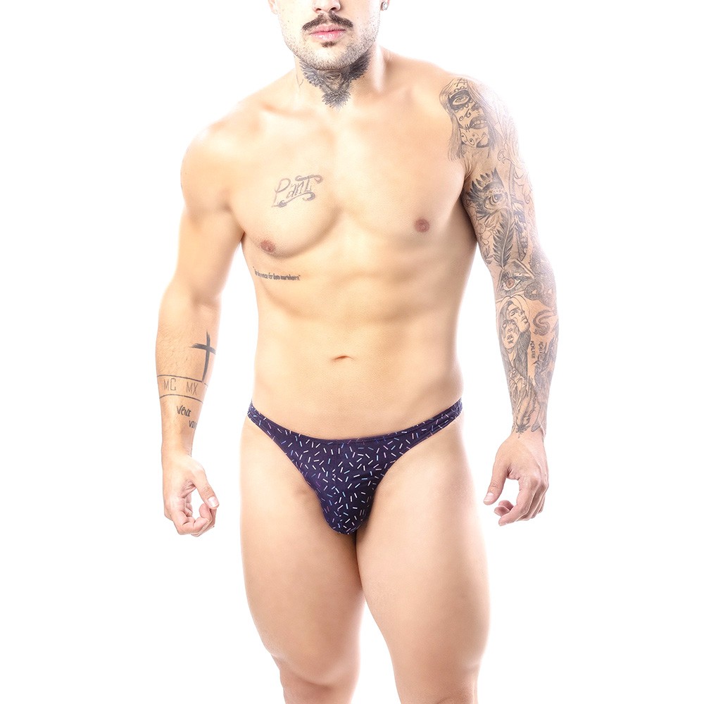 Cueca Sensual Fio Dental em Suplex Azul - Close up frontal da cueca em corpo masculino, mostrando detalhes do tecido e estampa