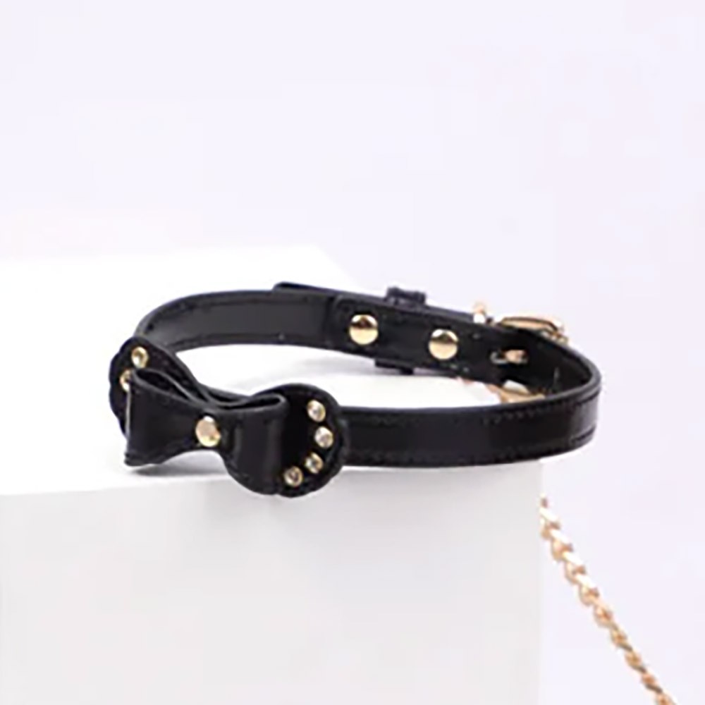 Vista da Coleira Social Borboleta com Guia Remov�vel em PU preto com detalhe dourado da borboleta
