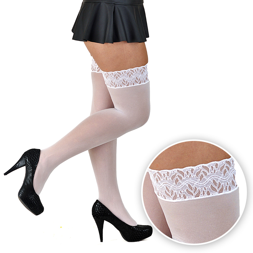 A modelo usa a Meia Fina Sensual Sexy 7/8 com Punho em Renda Branca, uma saia curta preta e salto alto, exibindo o caimento na perna.