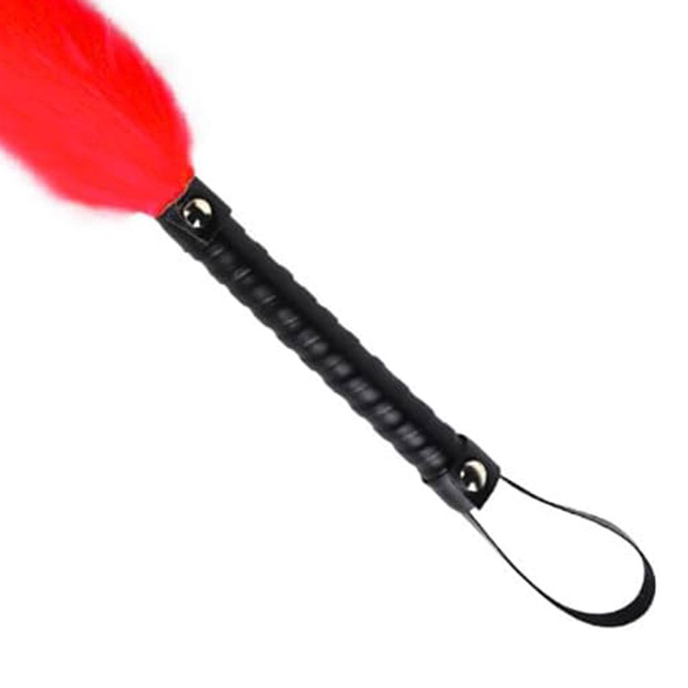 Acess�rio Sado de Tickling em pel�cia vermelha sobre tecido branco e punho de PU preto, mostrando contraste de materiais