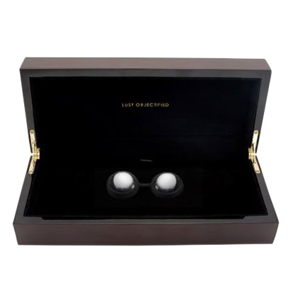 Bolas de pompoarismo Luna Beads Silver em sua elegante caixa de armazenamento preta, exibindo o design premium