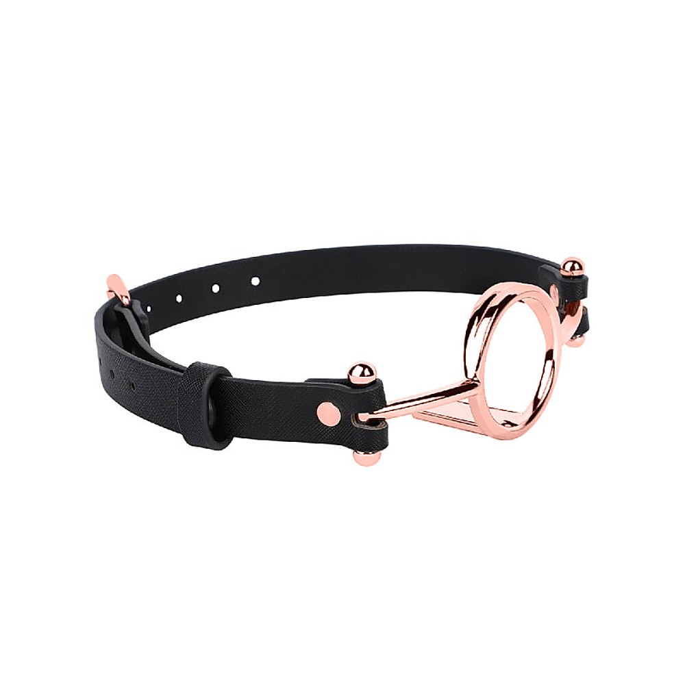 Morda�a BDSM preta com anel de a�o inoxid�vel rose gold em vista lateral