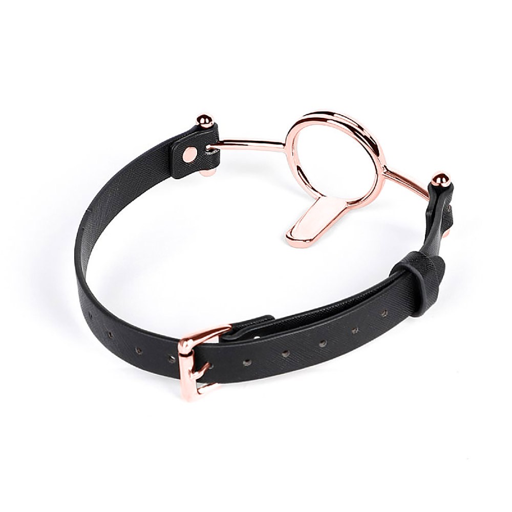 Vista superior da morda�a BDSM preta com fivela ajust�vel e anel de a�o inoxid�vel em fundo branco