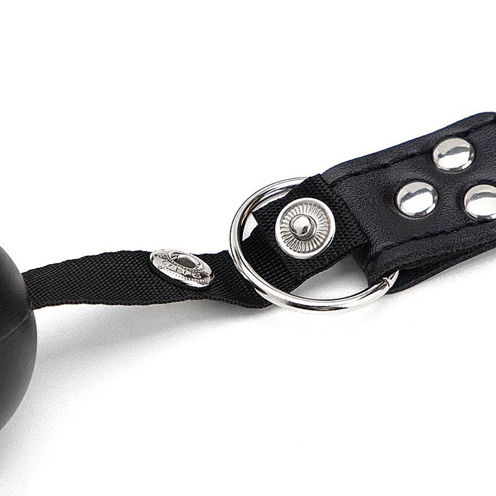 Detalhe do sistema de fivela de ajuste da morda�a BDSM, mostrando os orif�cios e o mecanismo de fechamento