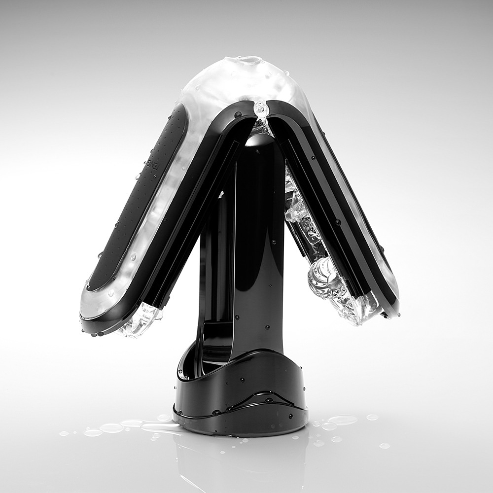 Masturbador Tenga Flip Zero EV Strong Edition aberto para limpeza, mostrando �gua escorrendo e a facilidade de higieniza��o