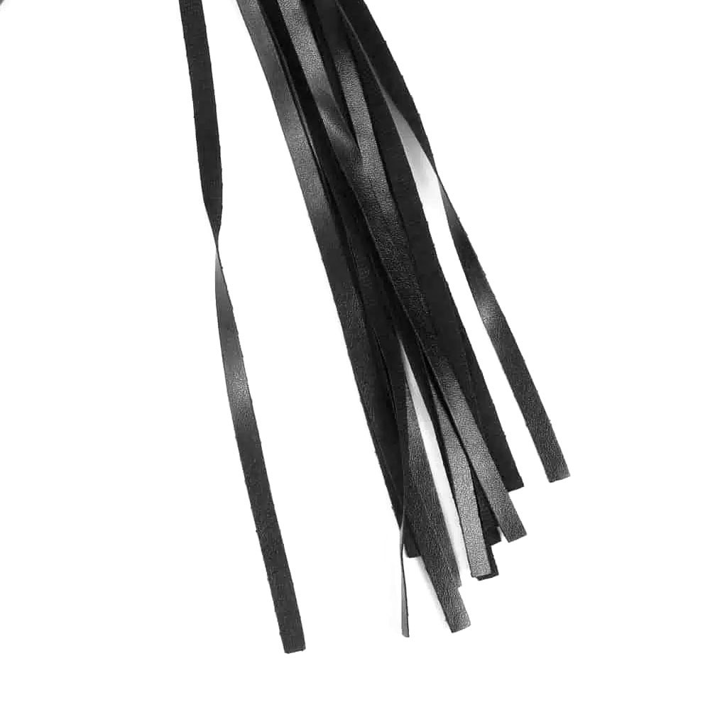 Close-up das 15 tiras de 30cm em courvin do flogger