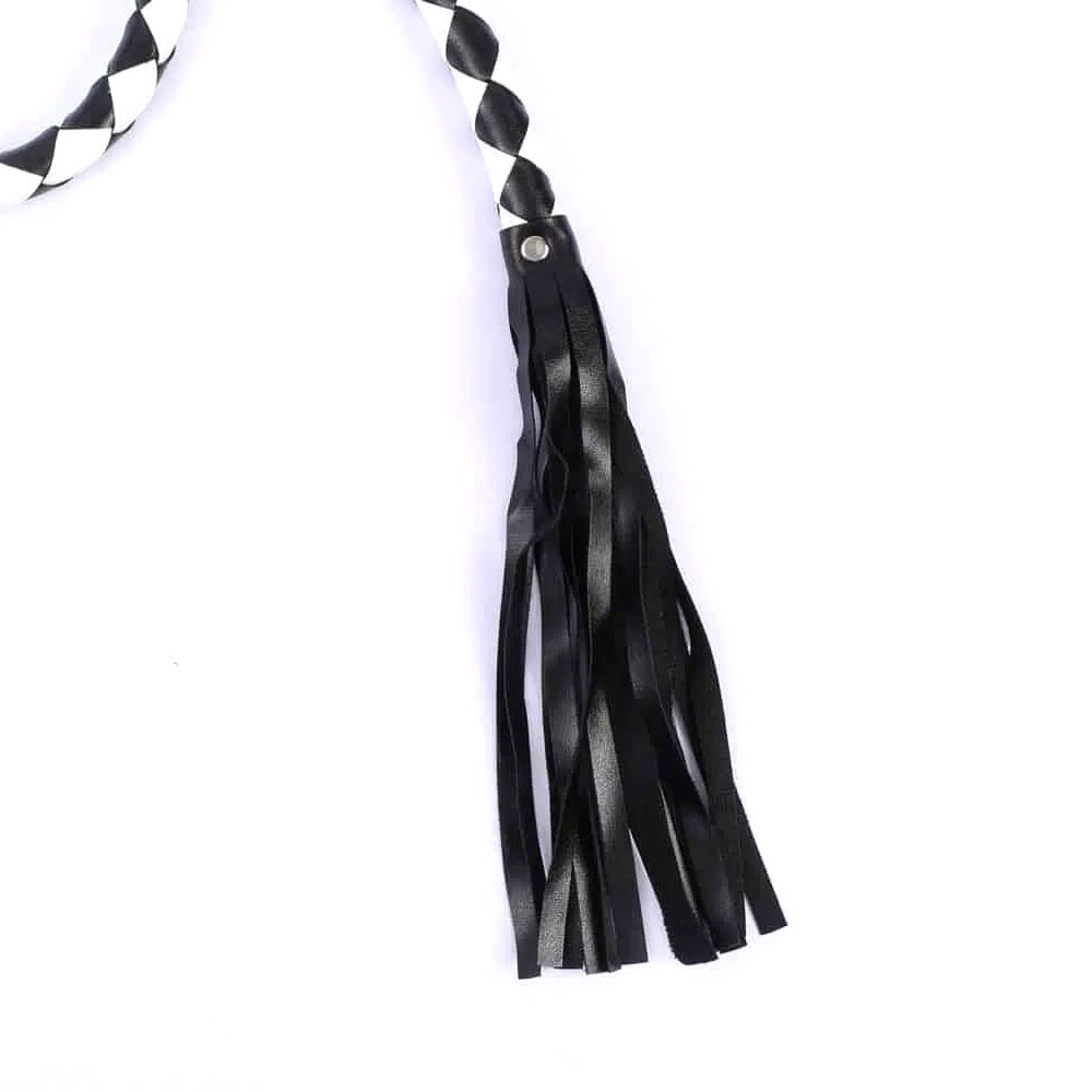 Chicote Longo em Courvin 140cm com Argola no Cabo Preto e Branco | Detalhe da ponteira com tiras em courvin preto