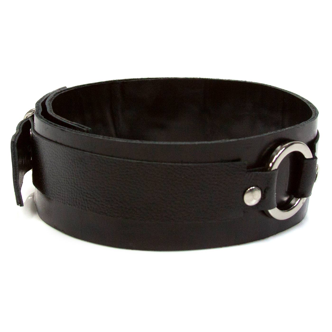 Coleira Social Preta com Argola Dourada, vista lateral com fivela e argola