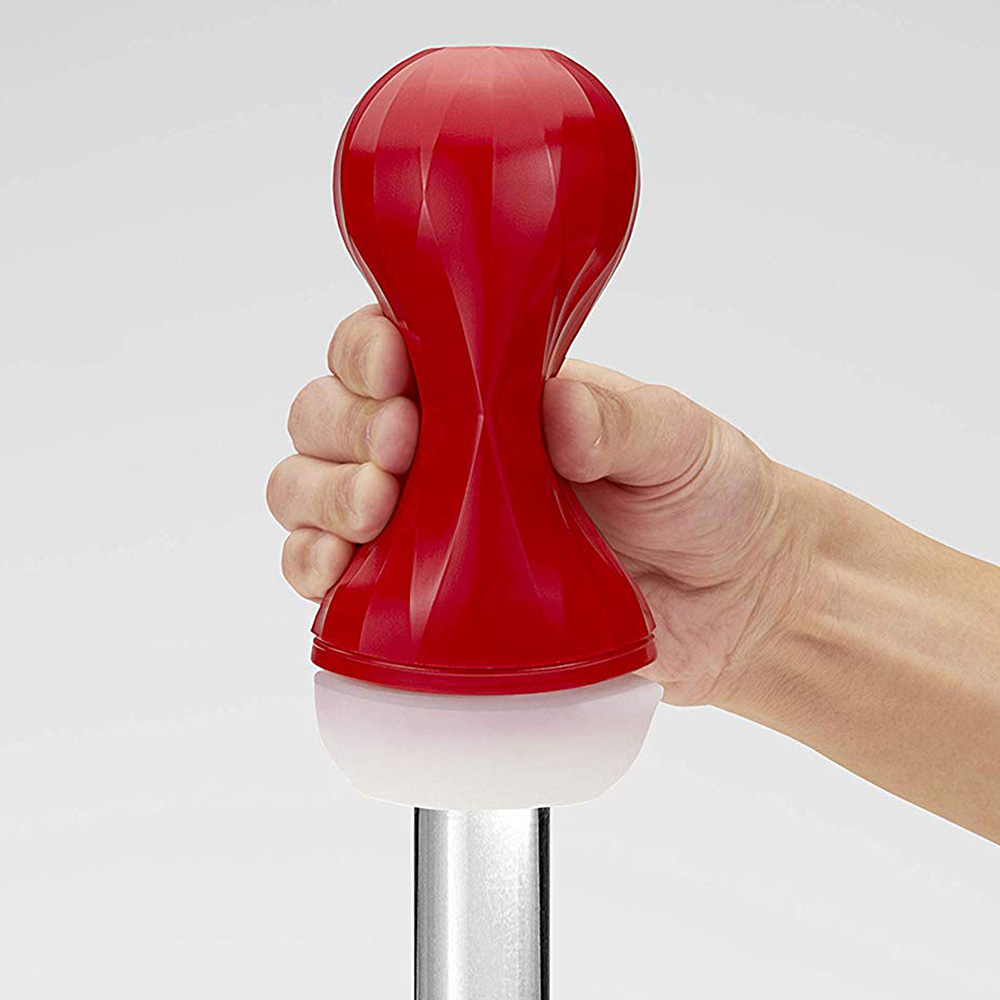 M�o apertando o Masturbador Tenga Air-Tech Squeeze Vermelho, demonstrando a funcionalidade de controle de press�o